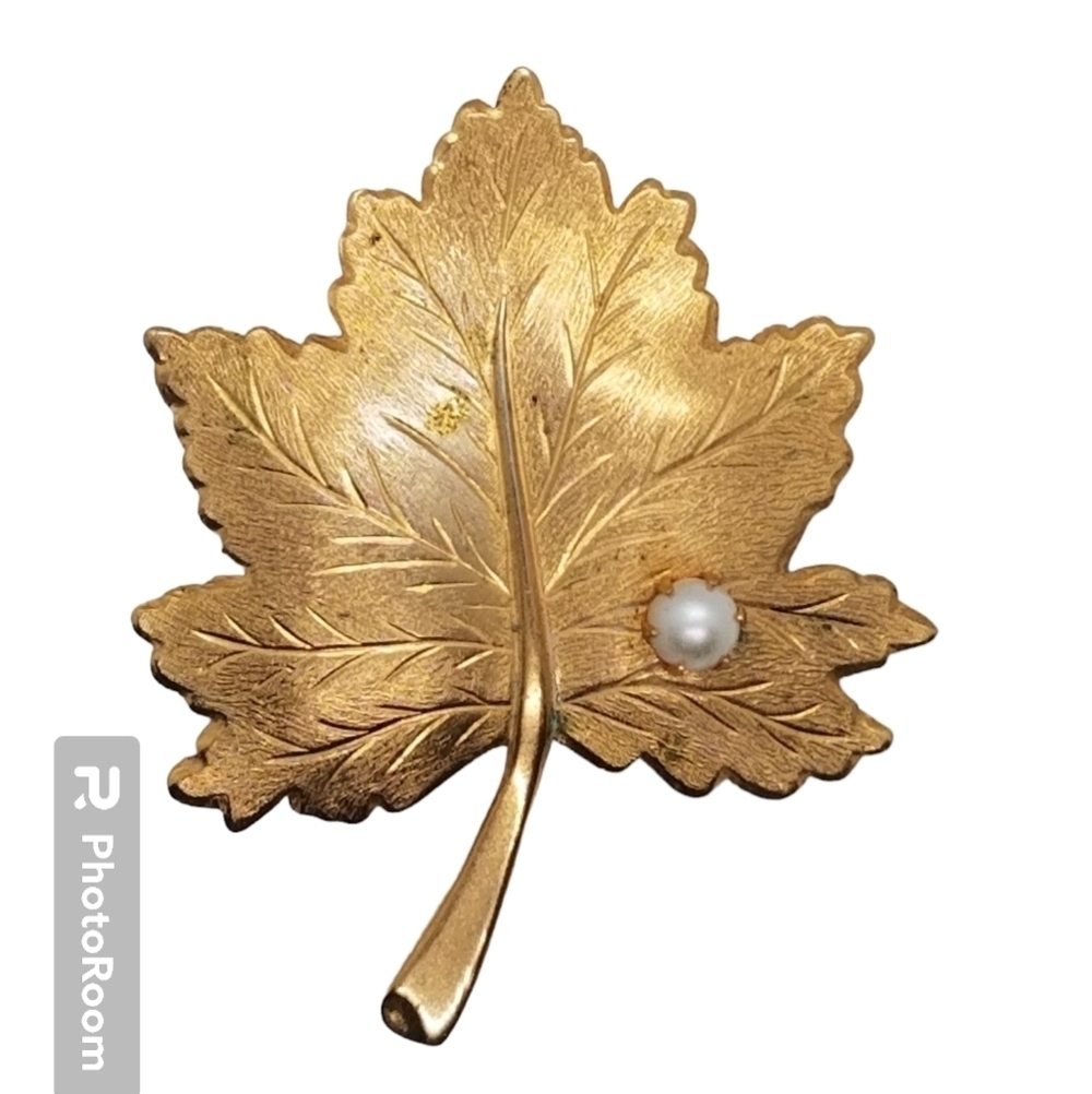 SARAH COVENTRY VINTAGE LARGE  GOLDTONED & FAUX PEARL MAPLE  LEAF BROOCH